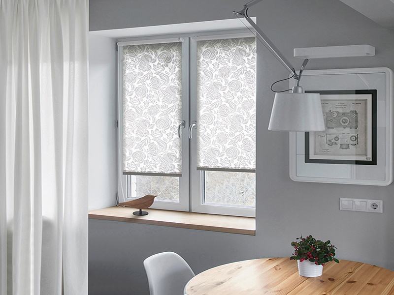 Монтаж рулонной шторы на створку окна - изображение 1 - заказать онлайн в салоне штор Benone в Долгопрудном